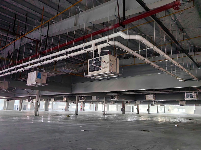 大型服裝廠整體降溫，安裝星科蒸發冷省電空調-臥式軸流機組